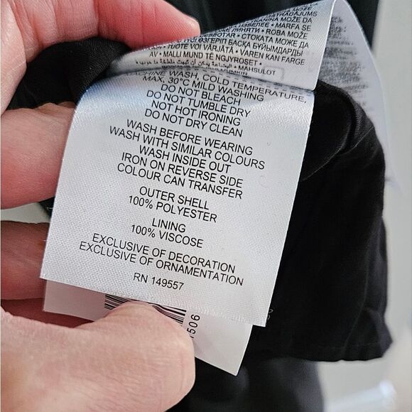 Elegant Black Dress - Picture 3 of 7